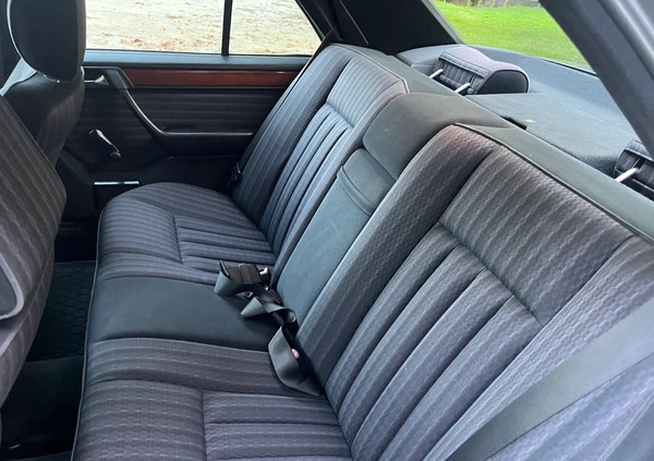 Mercedes-Benz W124 (1984-1993) cena 26890 przebieg: 227000, rok produkcji 1991 z Buk małe 154